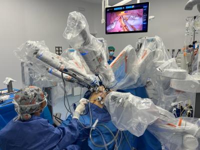 L’Hospital Arnau de Vilanova realitza amb èxit la primera cirurgia bariàtrica assistida amb el robot HUGO a Espanya